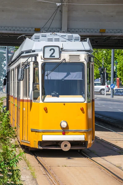 Eléctrico amarelo sob a ponte Elisabeth em Budapeste — Fotografia de Stock