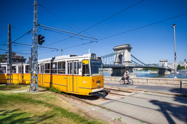 Sárga villamos Budapesten a Duna partján — Stock Fotó