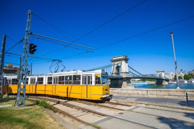 Budapeşte'de Tuna Nehri kıyısında sarı tramvay