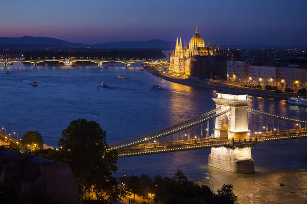 Budapest stadsbilden solnedgång, hängbron och parlamentsbyggnaden — Stockfoto