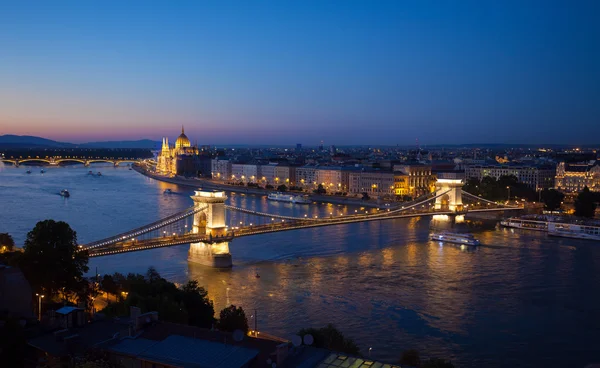 Coucher de soleil du paysage urbain de Budapest avec pont de la chaîne et bâtiment du Parlement — Photo