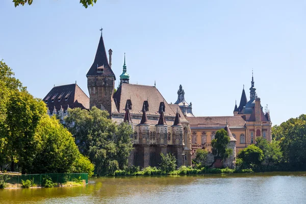 Vue sur le château de Vajdahunyad, Budapest — Photo