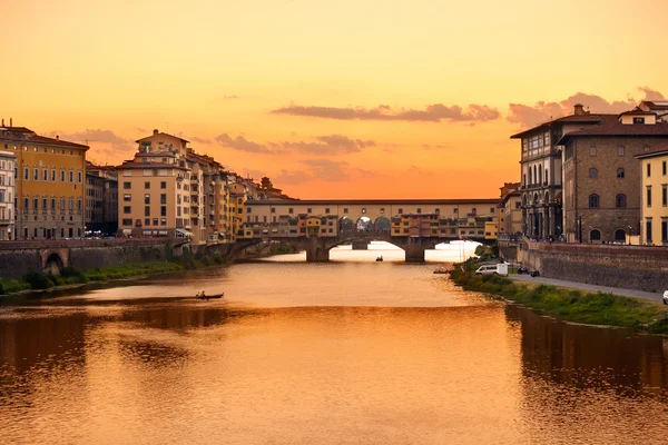 Ponte vecchio gün batımı görünümü Floransa'da arno Nehri üzerinde — Stok fotoğraf