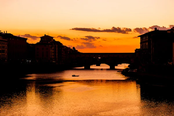 Понте Веккіо панорамою заходу сонця над річки Арно у Флоренції — стокове фото