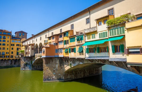 Понте Веккіо вид річки Арно у Флоренції — стокове фото
