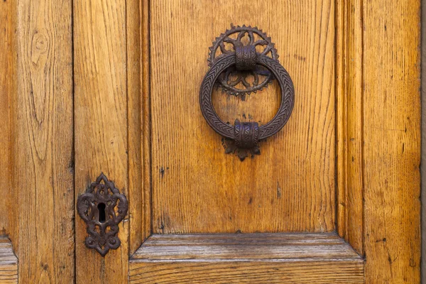 Old door knocker in Florence — Stock Photo, Image