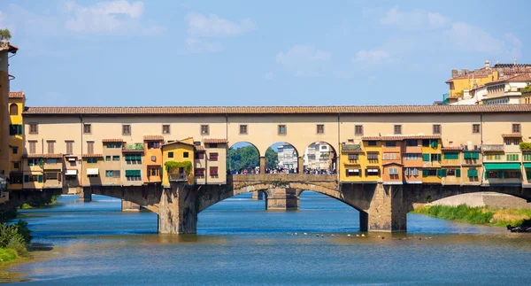 Ponte Vecchio Blick über den Fluss Arno in Florenz — Stockfoto
