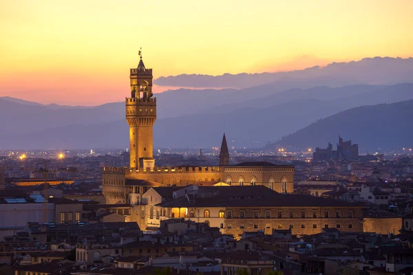 Sonnenuntergang Blick auf den Turm des Palazzo della Signoria, Florenz — Stockfoto