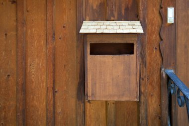 hallstatt köyüne ahşap maibox