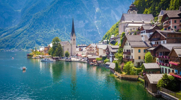 Utsikt över hallstatt village — Stockfoto