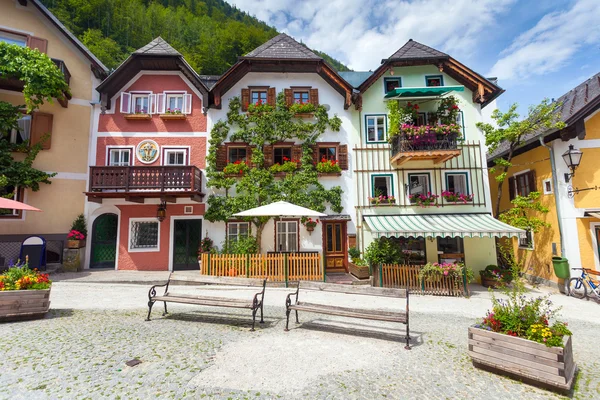 Casas coloridas aldeia praça em Hallstatt — Fotografia de Stock