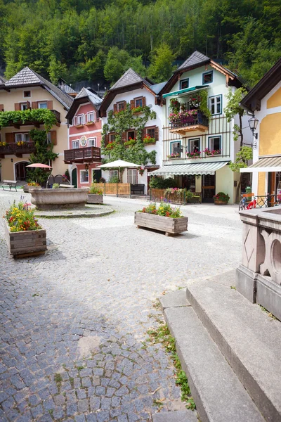 Coloridas casas pueblo plaza en Hallstatt — Foto de Stock