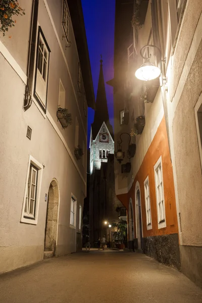 Vista nocturna de una calle con campanario de la iglesia Christuskirche — Foto de Stock