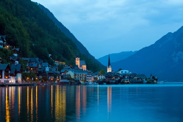 Vista nocturna del pueblo de Hallstatt — Foto de Stock