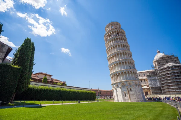 Pisa, Piazza del Duomo, with the Basilica leaning tower — Stock Photo, Image