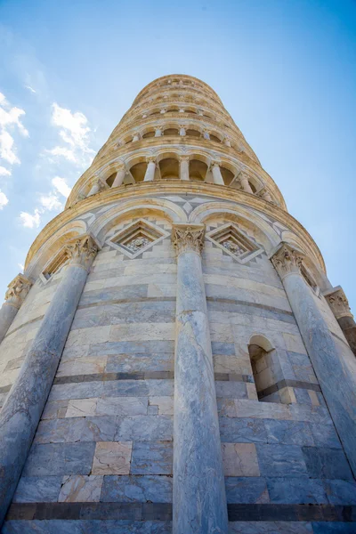 Od piazza del duomo, z Bazyliki krzywej wieży w Pizie — Zdjęcie stockowe