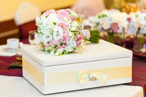 Decoração de mesa de casamento com buquê de noiva com caixa de presente — Fotografia de Stock