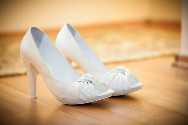 Bride's white shoes on the floor — Stock Photo, Image