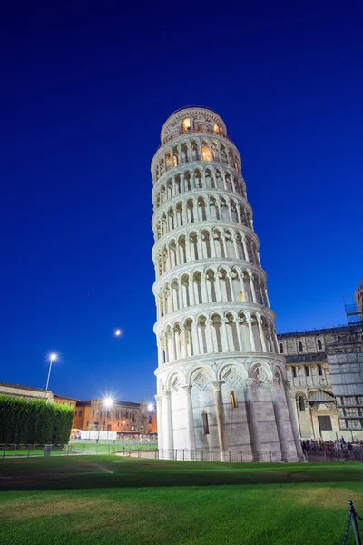 Pisa torre inclinada al amanecer — Foto de Stock