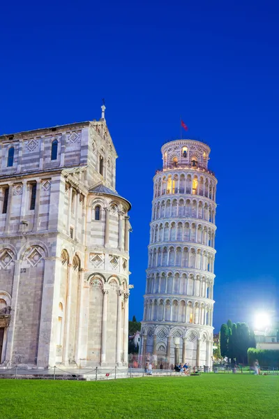 Pisa, piazza del duomo s šikmou věž baziliky za svítání — Stock fotografie