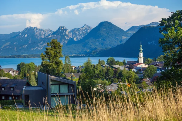 St. Gilgen and Wolfgang See lake with Sparber and Bleckwand peak — Stock Photo, Image
