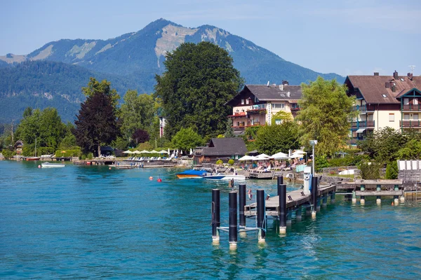 Typical Guests House on Wolfgang See lake shore next to shipbus — Stock Photo, Image