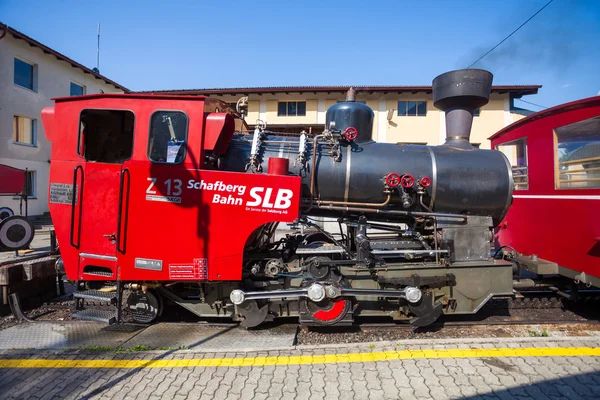 Locomotora de vapor de un ferrocarril de rueda dentada vintage que va a Schafber — Foto de Stock