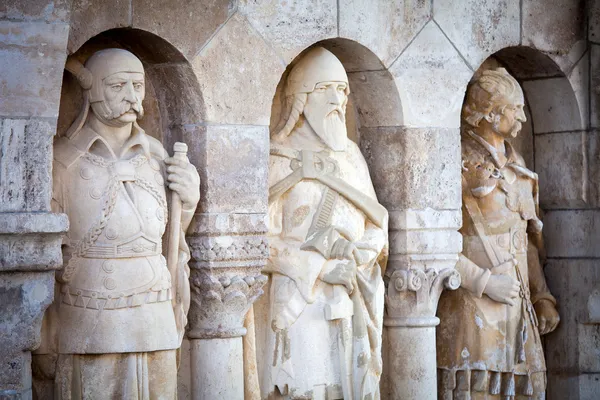 Estatuas de caballeros nobles en el castillo de Buda —  Fotos de Stock