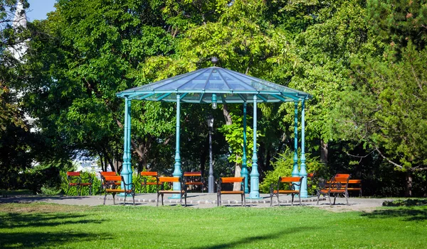 buda catle park içinde güzel pergola