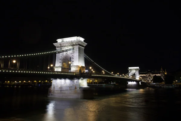 Puente de la cadena sobre el río Danubio, Budapest paisaje urbano — Foto de Stock