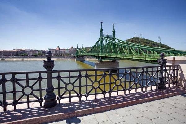 ドナウ川、ブダペストのリバティ ・ ブリッジの眺め — ストック写真