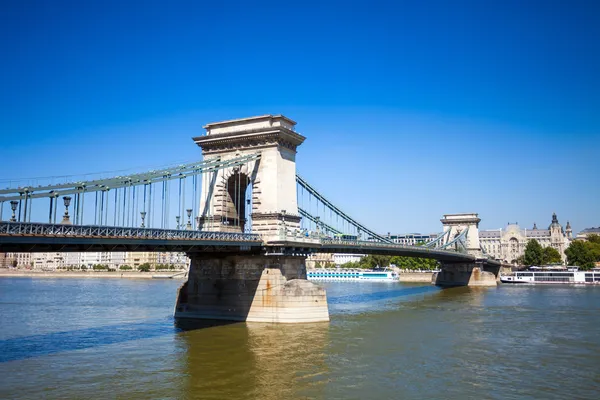 Puente de la cadena sobre el río Danubio, Budapest paisaje urbano — Foto de Stock