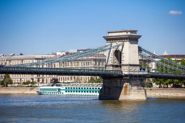 ブダペストのドナウ川のクルーズ船 — ストック写真