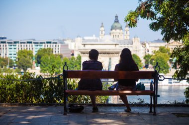  szechenyi zincir Köprüsü'nde izlerken bir bankta iki kız