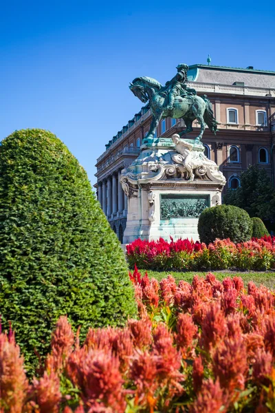 La estatua del Príncipe Eugenio de Saboya frente al Castillo de Buda — Foto de Stock