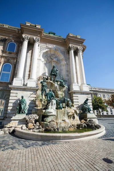 Matthias fontána v Budínský hrad královský palác — Stock fotografie