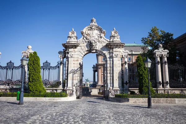 Old historical iron gate of Buda Castle in Budapest — Stock Photo, Image