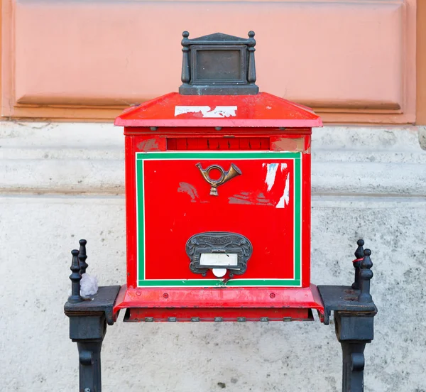 Antiguo buzón rojo ubicado en el Castillo de Buda — Foto de Stock