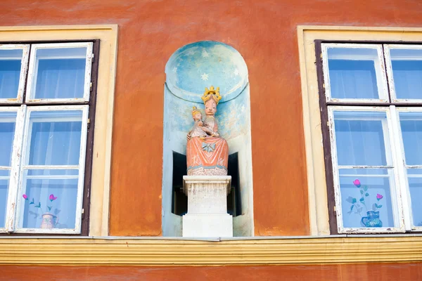 Virgen María llevando al niño Jesús —  Fotos de Stock