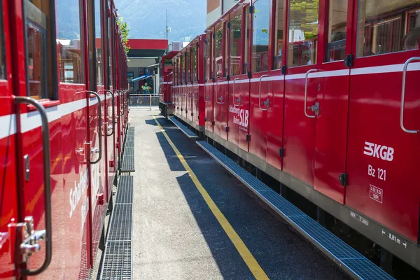 Vagones de ferrocarril turísticos rojos en la estación de St. Wolfgang — Foto de Stock