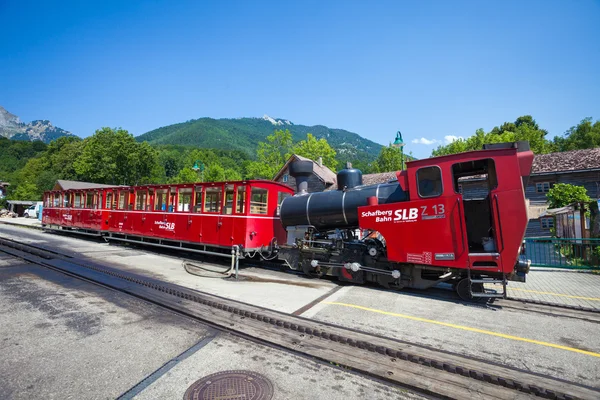 蒸汽机车去 schafber 的老式齿轮铁路 — 图库照片