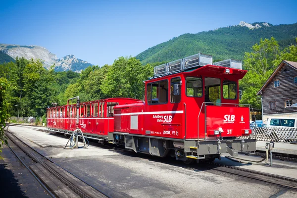 Locomotora diesel de un ferrocarril de rueda dentada de época que va a Schafbe — Foto de Stock