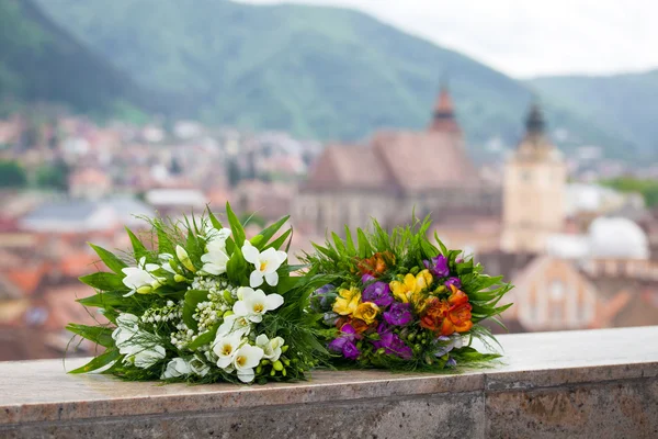 Bröllop bukett vårblommor med panorama utsikt över staden brasov — Stockfoto