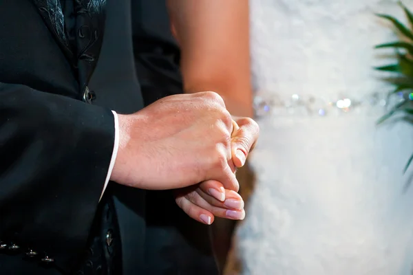 Paar hand in hand op huwelijksceremonie — Stockfoto