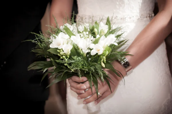 Νύφη με νεόνυμφου που κρατούν μια γαμήλια ανθοδέσμη — Φωτογραφία Αρχείου