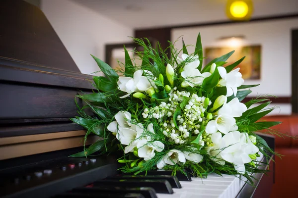 Wedding bouquet with fresia on a piano — Stock Photo, Image