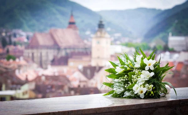 Svatební kytice jarní květiny s panoramatickým výhledem na město Brašov — Stock fotografie