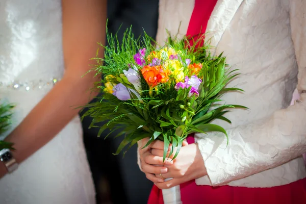 Woman holding a wedding bouquet — Stock Photo, Image