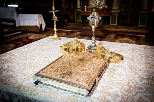 Свадебные короны и библия, приготовленные для церемонии — стоковое фото