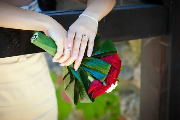 Novia sosteniendo un ramo de boda — Foto de Stock